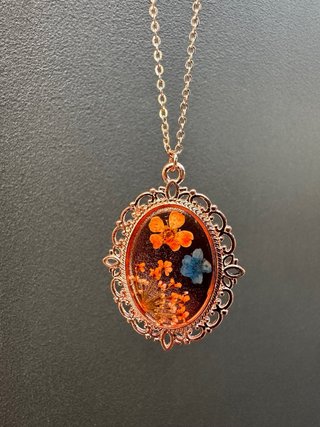 Collana con fiori secchi dorata