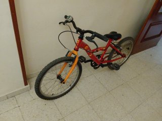 Bicicleta infantil roja