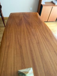Mesa de despacho con cajonera, sillón y sillas