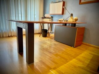Mesa de despacho con cajonera, sillón y sillas