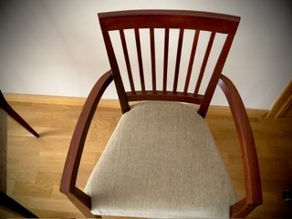 Mesa de despacho con cajonera, sillón y sillas