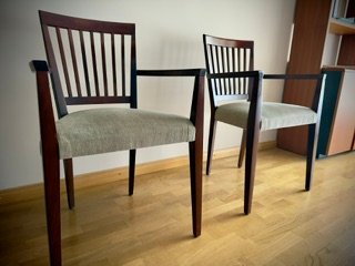 Mesa de despacho con cajonera, sillón y sillas