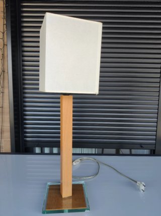 Lámpara de mesa madera y cristal