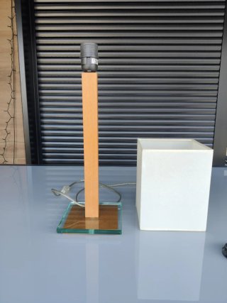 Lámpara de mesa madera y cristal