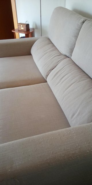 Sofá de tela beige