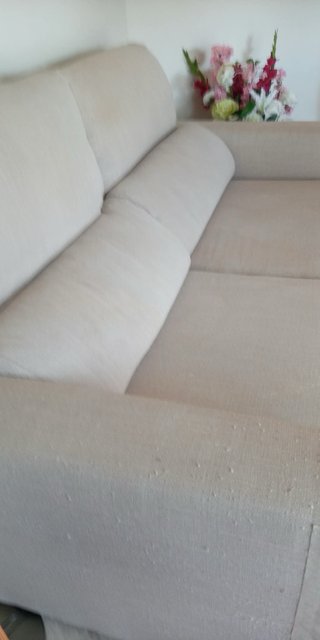 Sofá de tela beige
