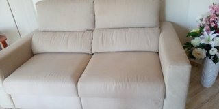 Sofá de tela beige