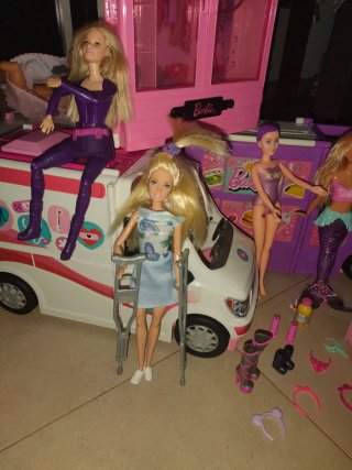Lote Barbie: Ambulancia,furgoneta, Armario y Muñec