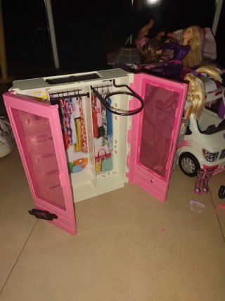 Lote Barbie: Ambulancia,furgoneta, Armario y Muñec