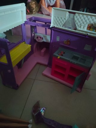 Lote Barbie: Ambulancia,furgoneta, Armario y Muñec