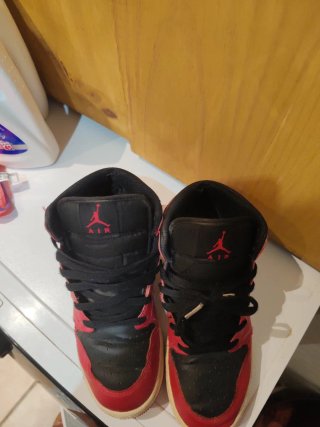 Zapatillas Air Jordan Rojas y Negras