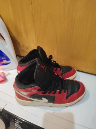 Zapatillas Air Jordan Rojas y Negras