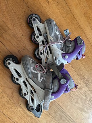 Patines en línea morados y grises