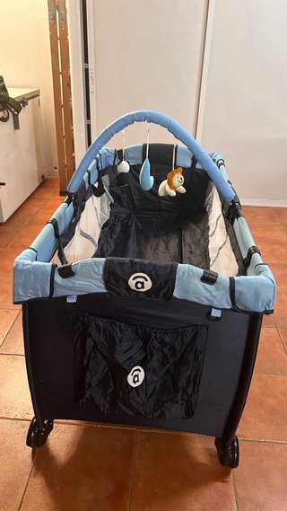 Cuna de viaje azul y negra. Se regala dos edrededo