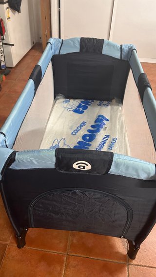 Cuna de viaje azul y negra. Se regala dos edrededo
