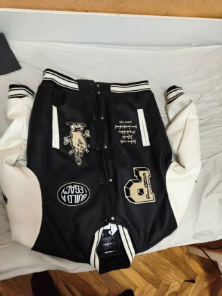 Chaqueta Beisbolera blanca y negra