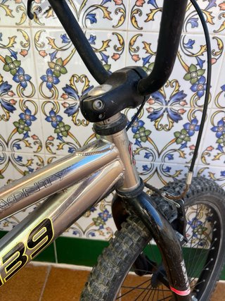 Bicicleta BMX plateada