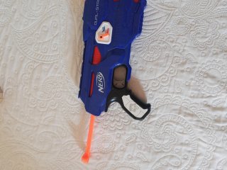 Pistola Nerf Dual-Strike Azul y Naranja