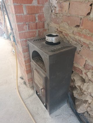 Estufa de hierro negra con detalles plateados