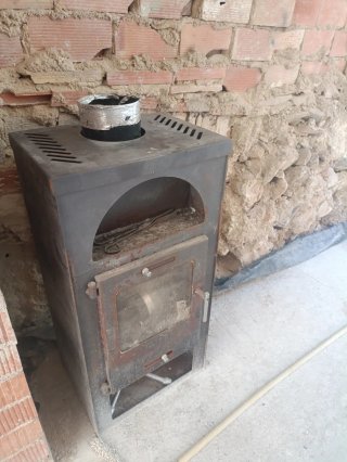 Estufa de hierro negra con detalles plateados