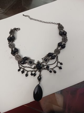Collar negro y plateado