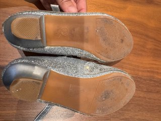 Zapatos de princesa plateados con pedrería