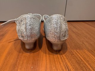Zapatos de princesa plateados con pedrería