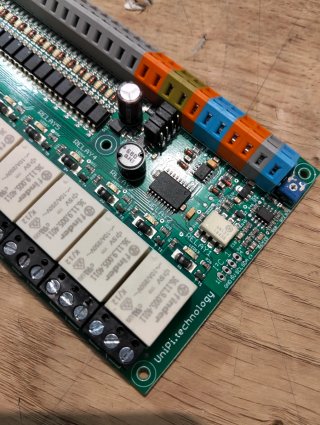UniPi 1.1 PLC para Raspberry Pi