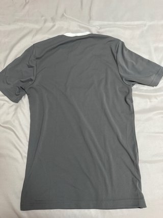 Camiseta deportiva Adidas gris y blanca
