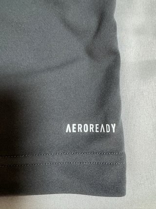 Camiseta deportiva Adidas gris y blanca
