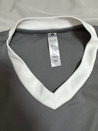 Camiseta deportiva Adidas gris y blanca