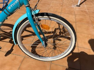 Bicicleta B-Twin Turquesa con Cesta