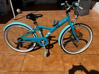 Bicicleta B-Twin Turquesa con Cesta