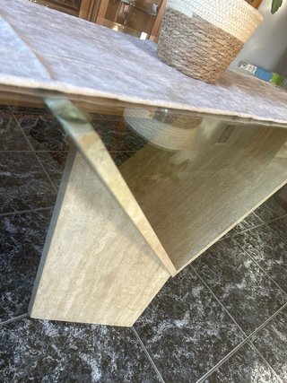 Mesa de cristal y piedra beige