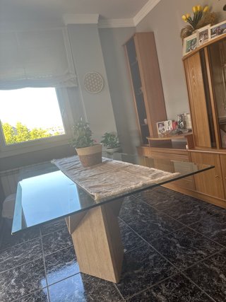 Mesa de cristal y piedra beige