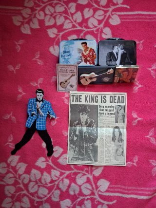 Lote Elvis Presley: Mini-maletas y periódico
