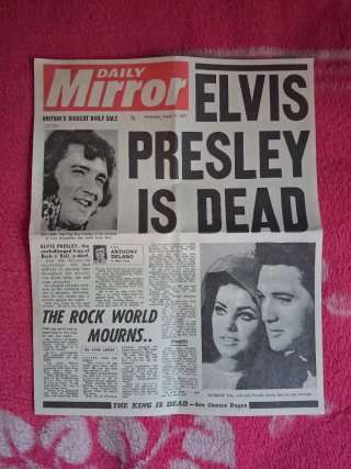 Lote Elvis Presley: Mini-maletas y periódico