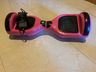 Hoverboard rosa con cargador y funda.