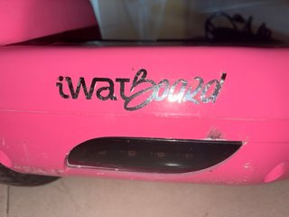 Hoverboard rosa con cargador y funda.