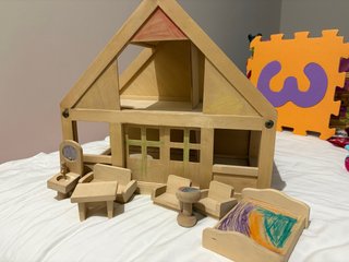 Casita de madera con muebles de juguete