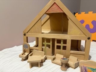 Casita de madera con muebles de juguete