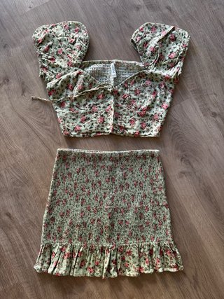 Conjunto floral Stradivarius talla S