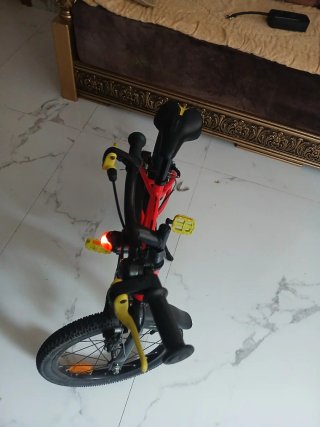Bicicleta infantil roja y negra