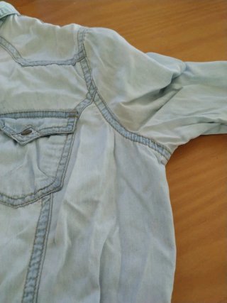 Camisa vaquera desgastada