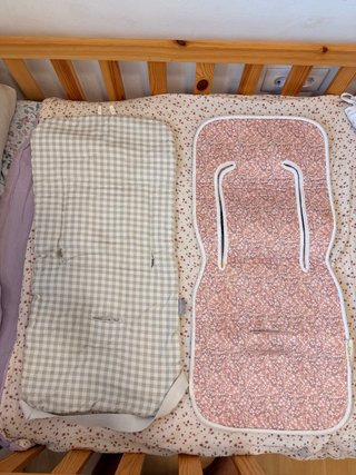 Cubrecarro vichy y flores rosa