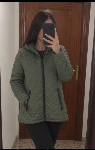 Chaqueta acolchada verde con capucha