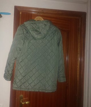 Chaqueta acolchada verde con capucha