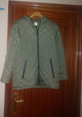 Chaqueta acolchada verde con capucha