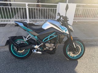 CF Moto 300cc Naked Negro