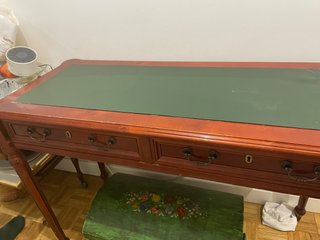 Escritorio de madera con tablero verde